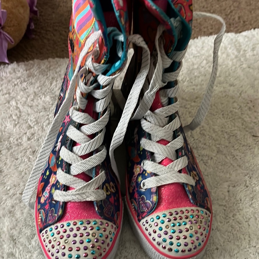 Twinkle toes by Skechers Size: 4 in girls. Only the right shoe still lights up.